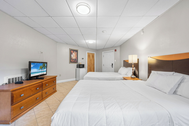Bedroom 4, Cedar Park Whirlpool Suites, New London