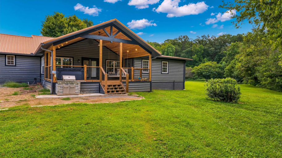 Room 4, Luxury Poolside Cabin in Sevierville, Sevier