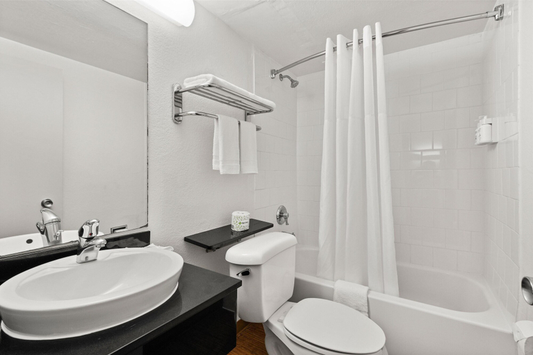Bathroom 4, Signature Inn Miami, Miami-Dade