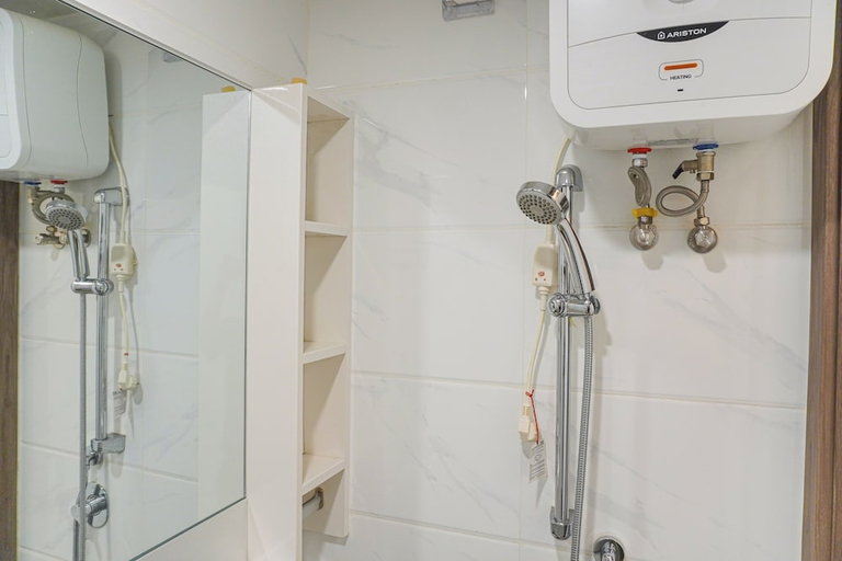 Bathroom 3, Serene And Modern 2Br Sky House Bsd Apartment Near Aeon, Tangerang Selatan