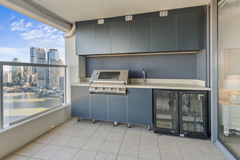 Balcony 4, Stylish Brisbane City Stay With Bbq, Pool & Gym, Brisbane
