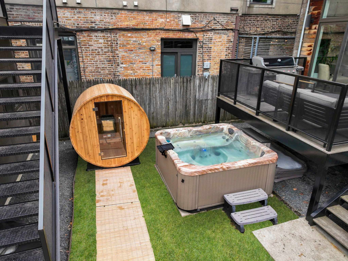 Room 5, Stunning 5BR Home With 2 Rooftops Sauna Hot Tub, Cook