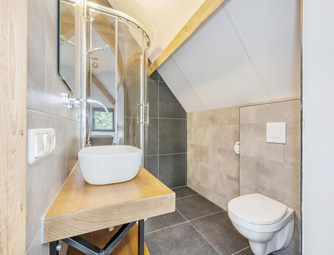 Room 3, Modern Lodge Stay With Pond View, Baarle-Nassau