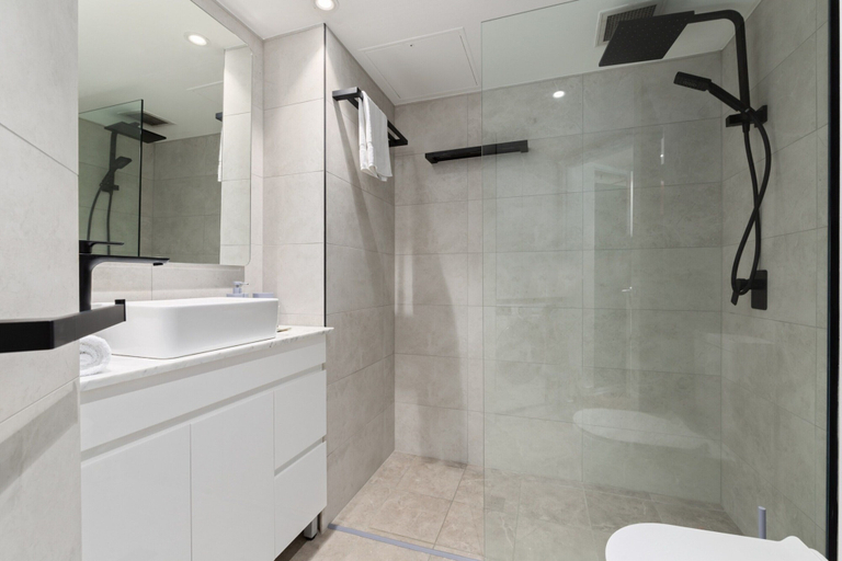 Bathroom, Bright & Spacious 1-bed in Vibrant Sydney, Sydney