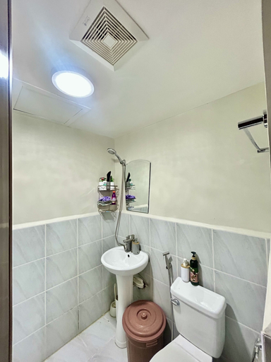 Bathroom, Studio Retreat with Balcony and Pool, Lapu-Lapu City