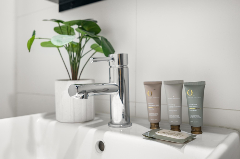 Bathroom 4, Bright 1-Bed Apartment Near Beach and Cafés, Melbourne