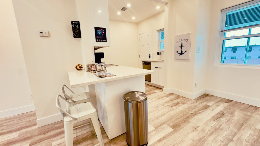 Private kitchen 4, Blue wave 2 minute walk to beach, Volusia