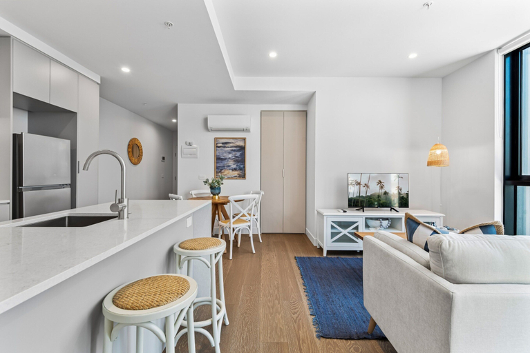 Private kitchen 5, Elegant 1-bed by Shops With Rooftop Swimming Pool, Melbourne