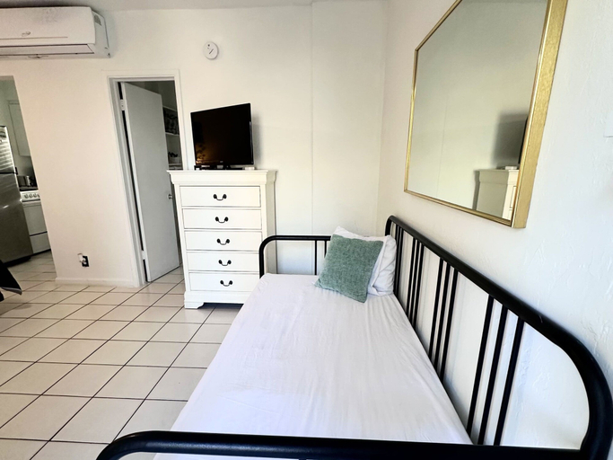 Others 4, Southwinds 9 for 3 King Studio Steps to Beach, Broward