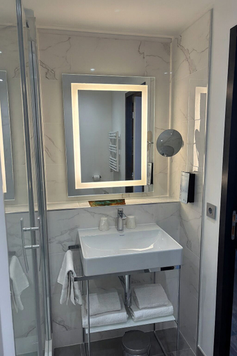 Bathroom 5, Four Points by Sheraton Reims Cathédrale, Marne