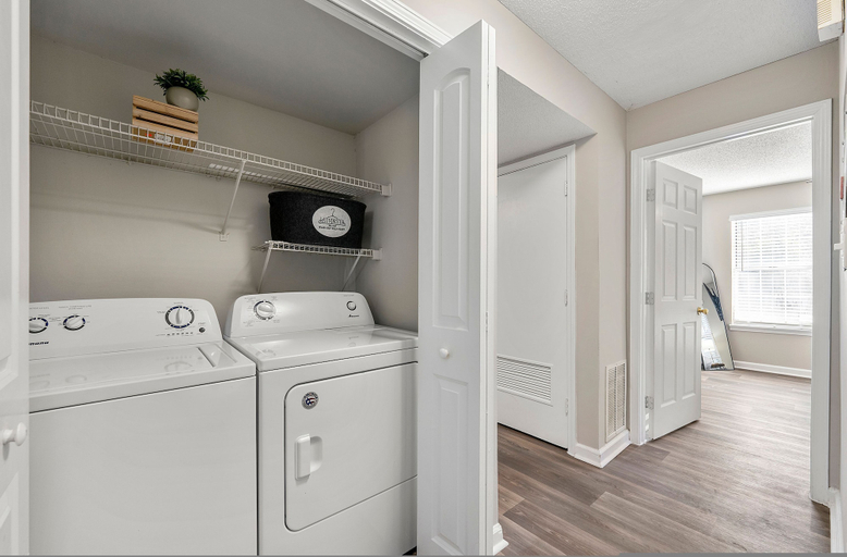 Room 3, Upper Westside 2BR Free Parking Wi-fi, Atlanta