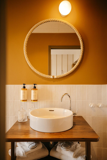 Bathroom 5, Le Goyen, Finistère