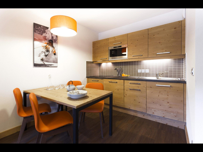 Private kitchen, Apartment in Les Ménuires with Spa Access, Savoie