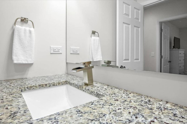 Room 5, King bed Crystal Lake Mchenry Cary Cozy, McHenry