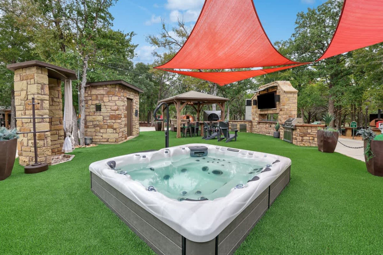 Sport & Beauty 2, 7744 Ranch Entire Resort, Travis