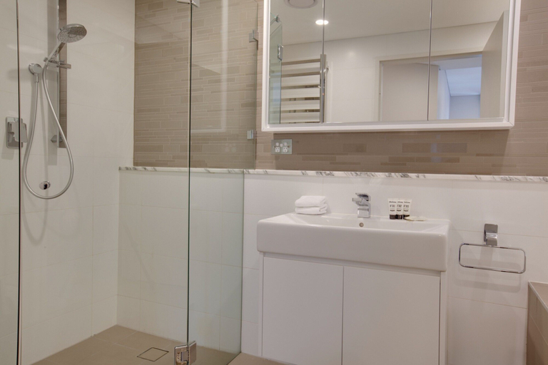 Bathroom 3, Spacious 2-Bed Apartment Close to City, Sydney