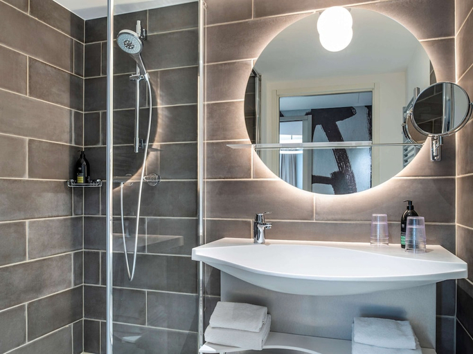 Bathroom 4, Aparthotel Adagio Paris Suresnes Longchamp, Hauts-de-Seine