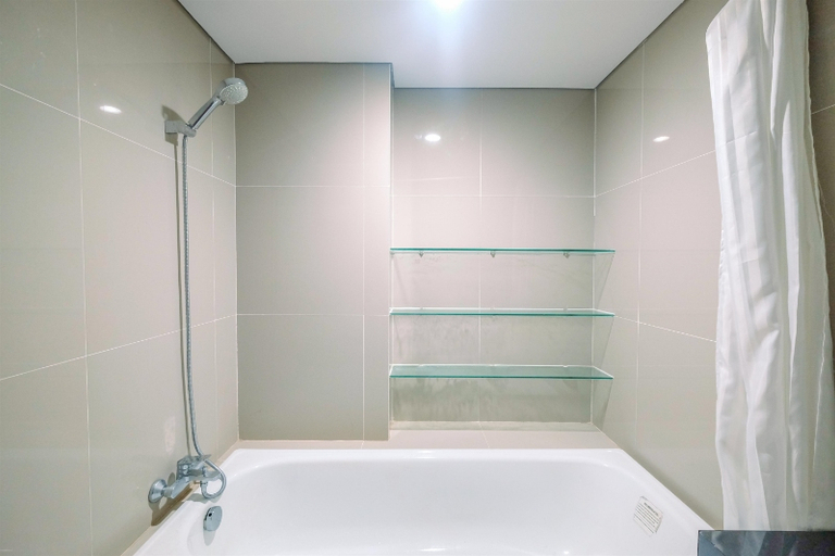 Bathroom 5, Fully Furnished Studio with Comfortable Design Azalea Suites Apartment By Travelio, Cikarang