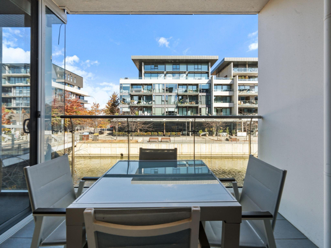5, Spacious Lakefront Apartment with Pool Access, Canberra