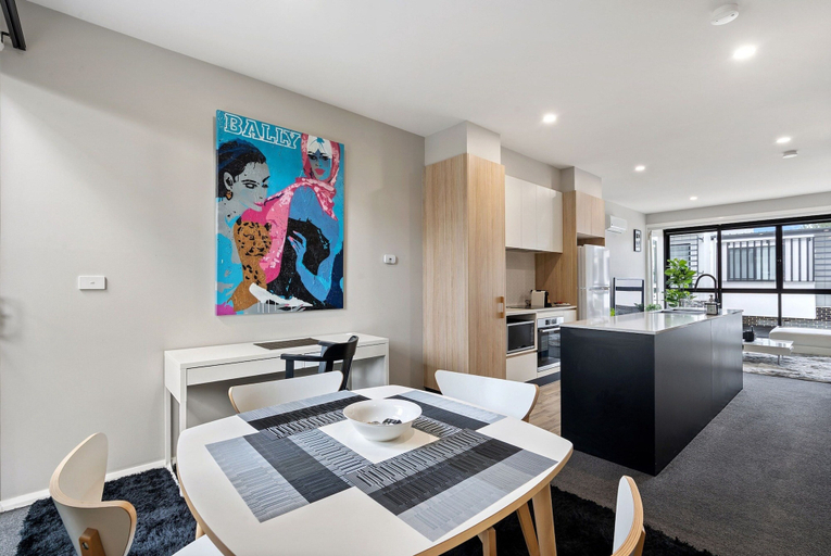 Private kitchen 5, Modern 3-bedroom Townhouse in Quiet Greenway, Canberra
