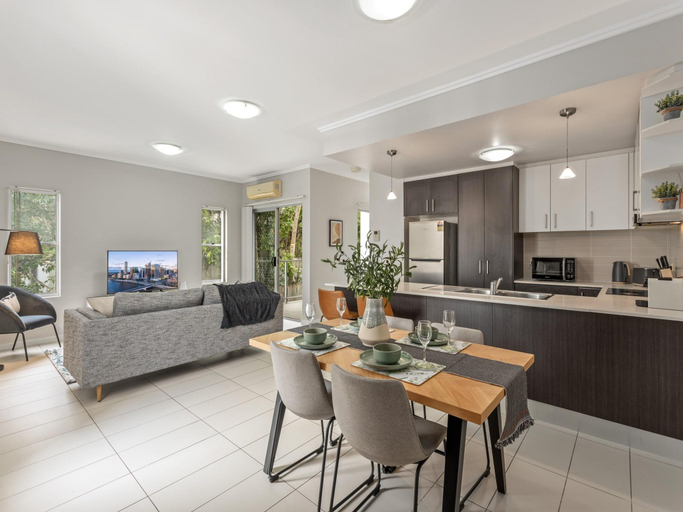Others 5, Central Cosy 2-Bed with Pool and near QUT CBD, Kelvin Grove