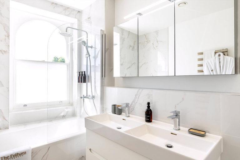 Bathroom 3, Light Luxury Chelsea Apartment Private Balcony!, London