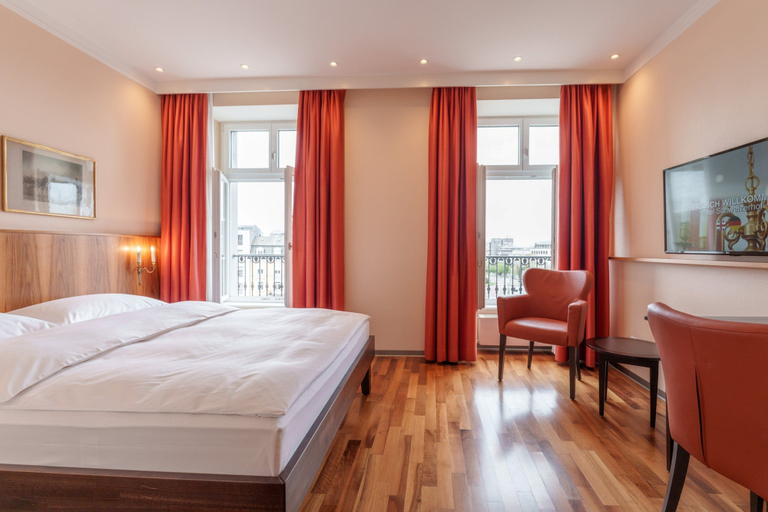 Bedroom 3, Hotel Schweizerhof Basel, Basel