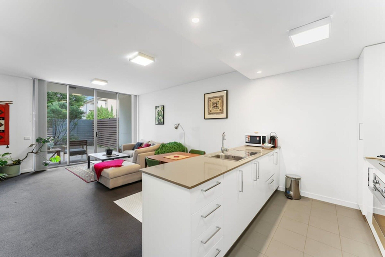 Private kitchen 2, Tranquil 1-bed Apartment With Courtyard, Pool, BBQ, Canberra