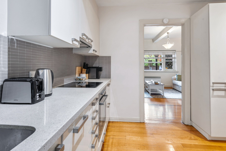 Private kitchen 5, Charming 2-bed Apartment With Fireplace & Parking, Melbourne