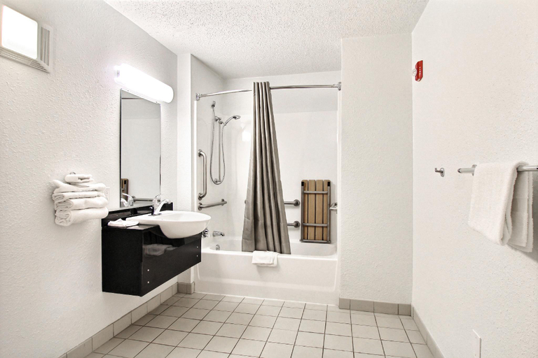 Bathroom 4, Motel 6 Middleburg Heights, Oh - Cleveland, Cuyahoga