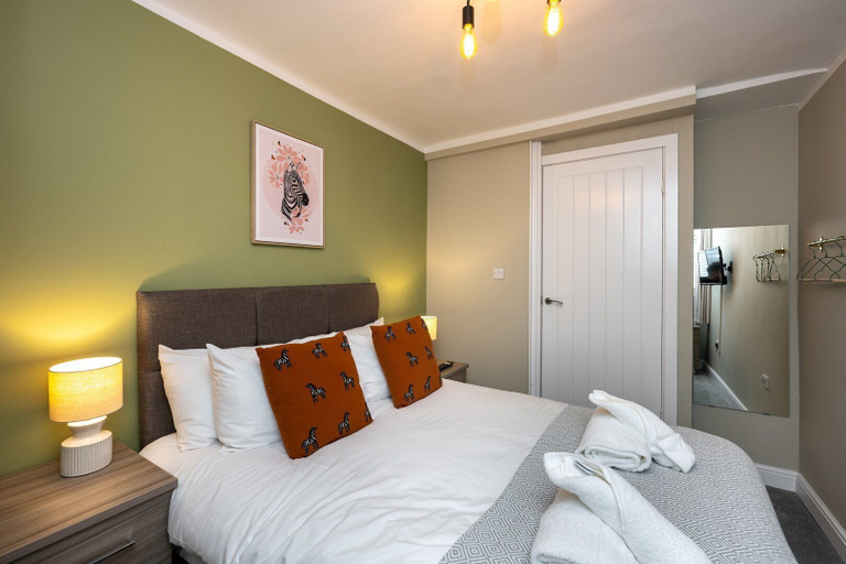 Room 2, Comfortable 4-bed Home With Free Parking Wales, Rhondda, Cynon, Taff