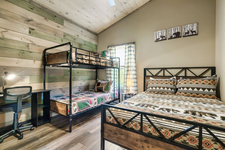 Room 4, Mountain Cabin Getaway Jacuzzi Stunning Views, Sevier