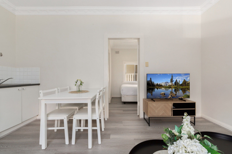 Dining 3, Chic 1-bed Retreat Near Shops & Beach, Sydney