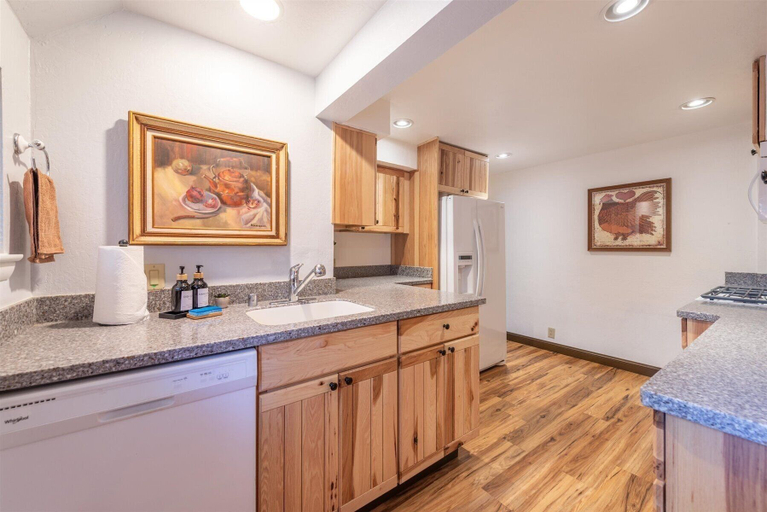 Private kitchen 5, Fred's Retreat 3 Bedroom Cabin, Placer