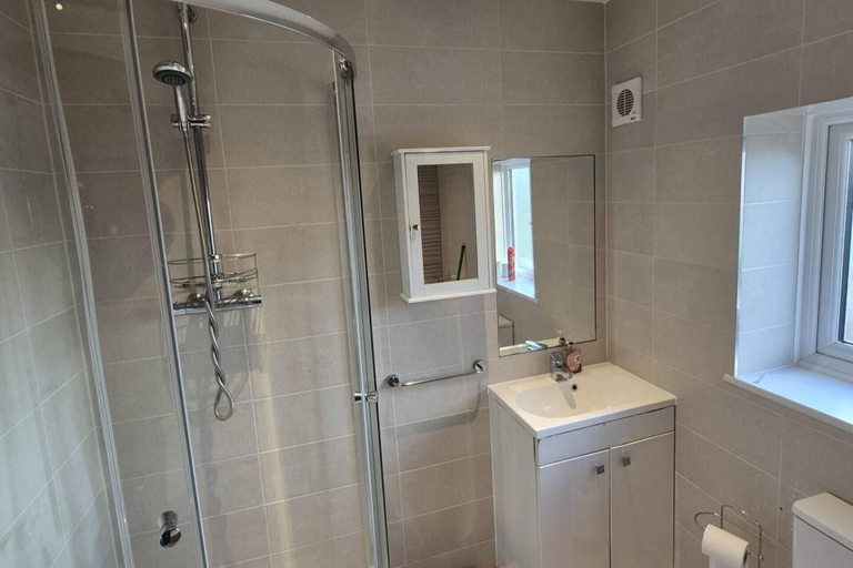 Bathroom 3, Modern Easedale House - 3 Bed House in Hornchurch, London