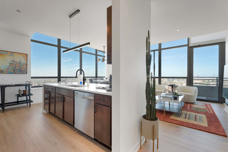 Room 4, Penthouse Near Fulton Skyline Spacious, Cook