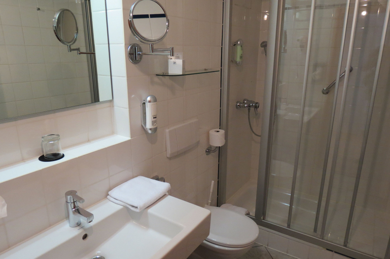 Bathroom 5, Hotel am Main, Würzburg