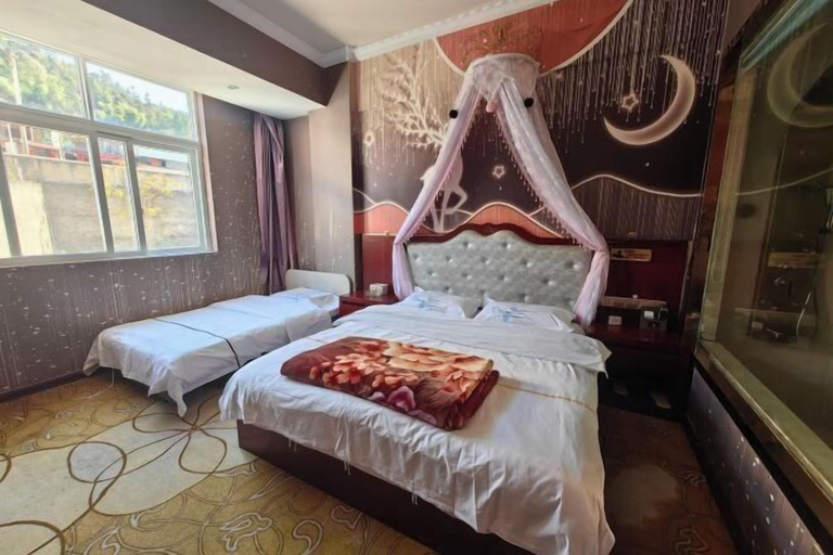Bedroom 3, Longling Ocean Theme Hotel, Baoshan