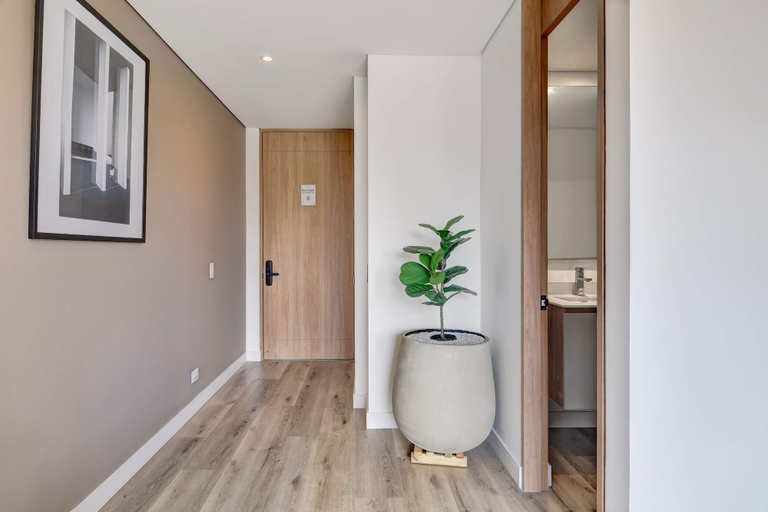 Room 3, w Compelling 1BR w Balcony in Santa Barbara, Santafé de Bogotá