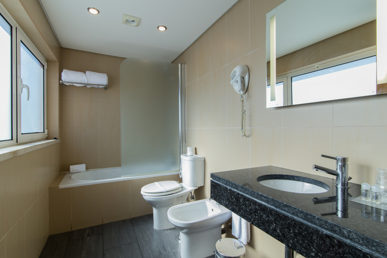 Bathroom 4, Hotel Quarteira Sol, Loulé