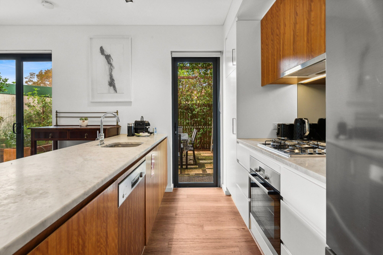 Private kitchen, Spacious 2-bed Retreat With BBQ & Courtyard, Sydney