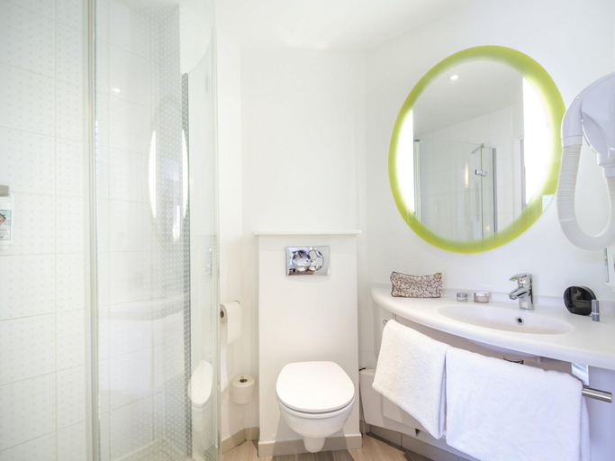 Bathroom 4, ibis Lyon Sud Vienne Saint Louis, Isère