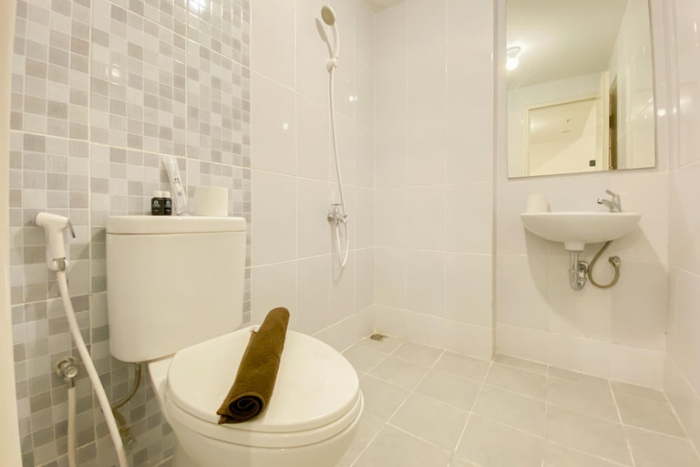 Bathroom 4, Homey And Comfortable 2Br At Tokyo Riverside Pik 2 Apartment, Jakarta Utara