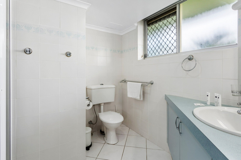 Bathroom 2, Beachfront 2-bed With Pool, BBQ, Gold Coast