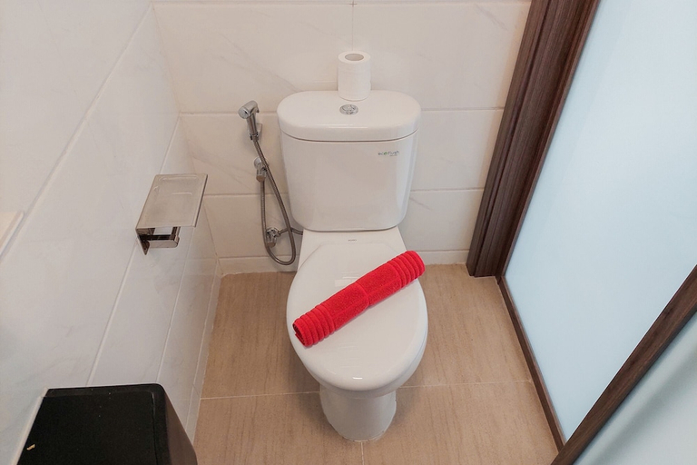 Bathroom 2, Comfy and High Floor Studio at Sky House BSD Apartment, South Tangerang