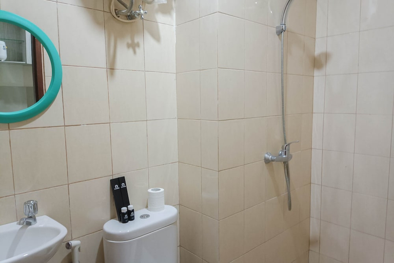 Bathroom 2, Relax Studio At Vida View Makassar Apartment, Makassar