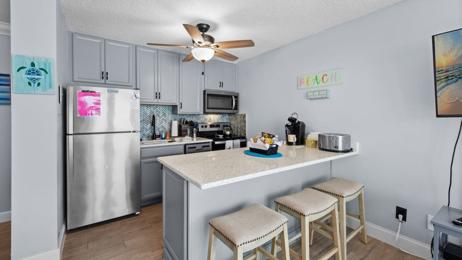 Room 3, Oceanfront Views Balcony Sunsets, Lee