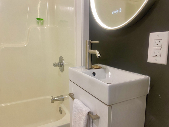 Bathroom 2, The Ranchhouse Inn, Huron