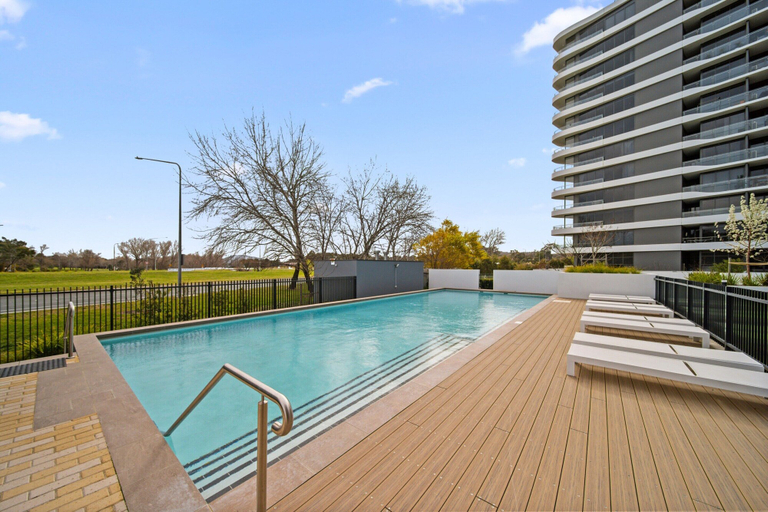Pool 5, 2-bed Haven: Impeccable Interiors & Chic Amenities, Canberra