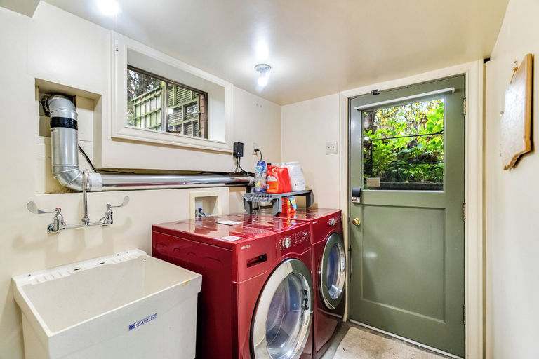 Laundry, Bright 1BR Near UW & Local Parks, Seattle